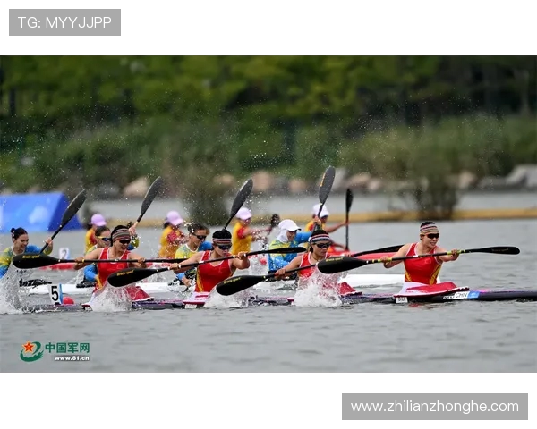 皮划艇颁奖仪式升旗瞬间